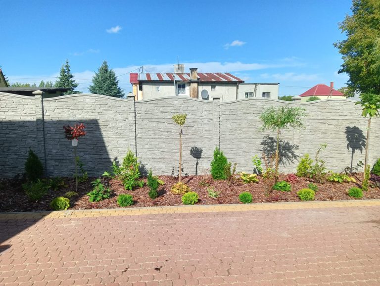 ogrodzenie betonowe z daszkami na słupkach wykonane przez firme jar-bet koło więcborka