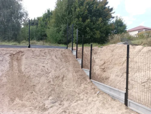 ogrodzenie panelowe wraz z podmurówka wykonane przez firme jar-bet ogrodzenia betonowe - realizacja wykonana w więcborku