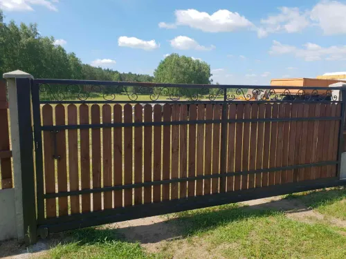 Ogrodzenia betonowo–metalowe