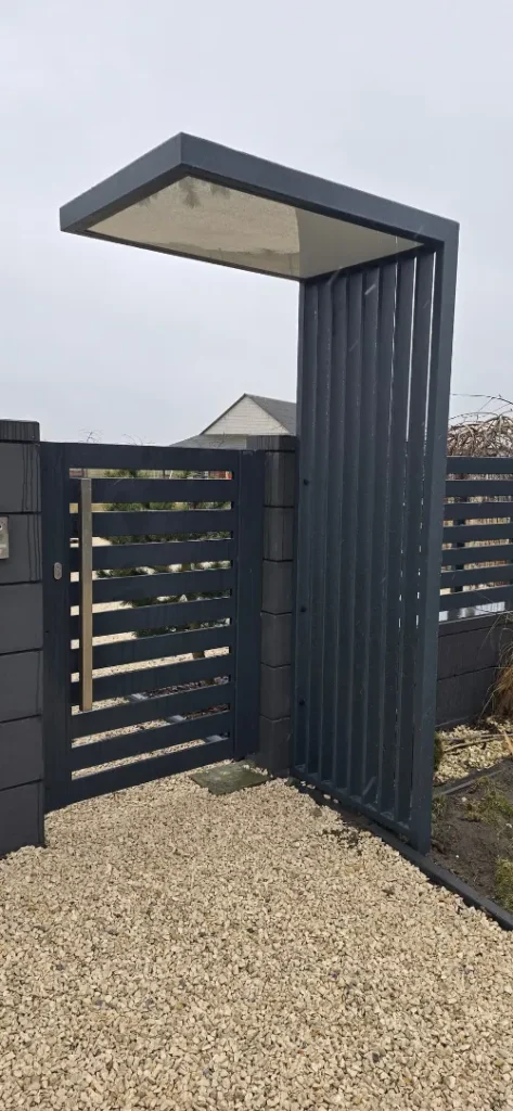 dedykowana furtka metalowa wraz z designerskim oswietleniem wykonane z metalu przez firme jar-bet sępólno krajeńskie